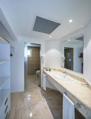 Badezimmer im Paradisus Varadero Resort & Spa mit luxuriöser Einrichtung, großer Spiegel und Marmorarbeitsplatte.