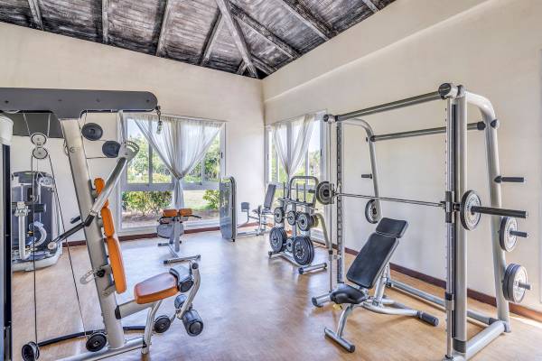 Fitnessstudio im Paradisus Varadero Resort & Spa mit verschiedenen Trainingsgeräten und Blick auf den Garten