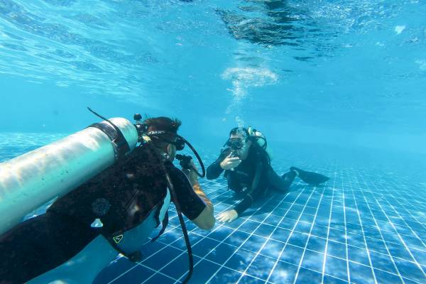 Scuba-Taucher in voller Ausrüstung trainieren im Pool des Paradisus Varadero Resort & Spa.
