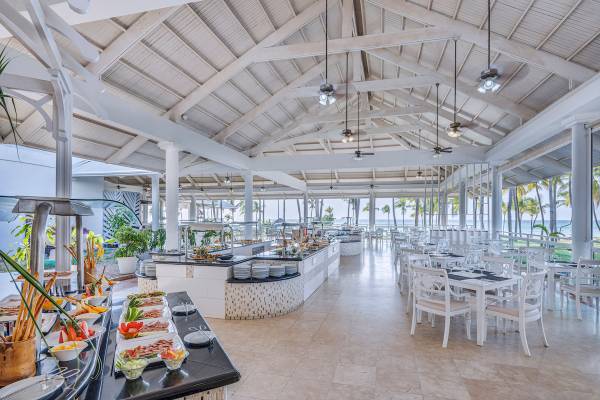 Buffetbereich im Paradisus Varadero Resort & Spa mit Blick auf den Ozean.