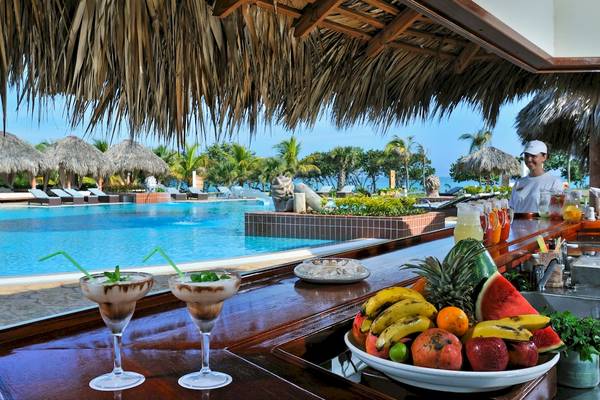 Poolbar im Paradisus Varadero Resort & Spa mit Blick auf den Pool und tropischen Früchten.
