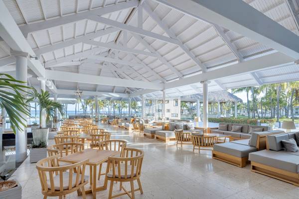 Loungebereich des Paradisus Varadero Resort & Spa mit weißen Säulen und weißen Decken.