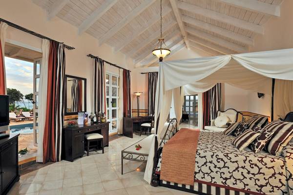 Luxuriöses Hotelzimmer im Paradisus Varadero Resort & Spa mit Himmelbett, Fernseher und Schreibtisch.