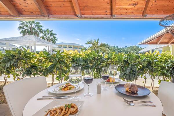 Außenbereich des Paradisus Varadero Resorts mit einem Tisch und Gerichten