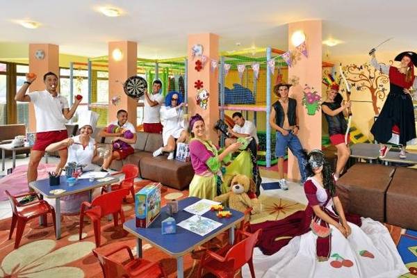Gruppe von Mitarbeitern in Kostümen in der Kinderbetreuung des Sol Nessebar Bay All Inclusive Hotels