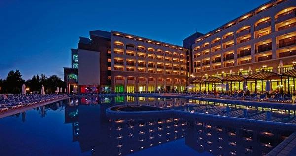 Außenpool-Bereich des Sol Nessebar Bay All Inclusive Hotels bei Nacht