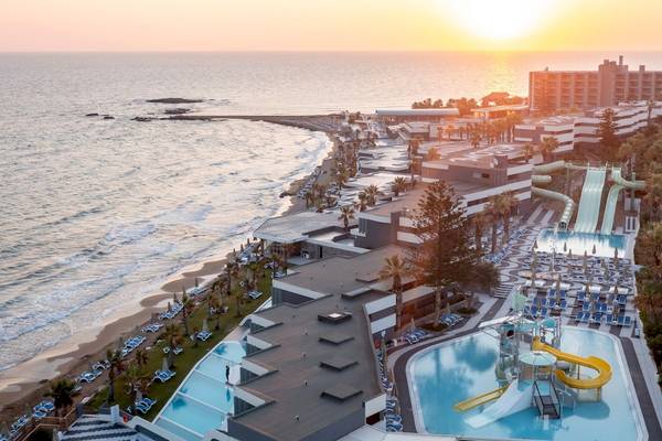 Abendliche Aussicht auf das Arina Beach Resort mit Swimmingpools und Meer.