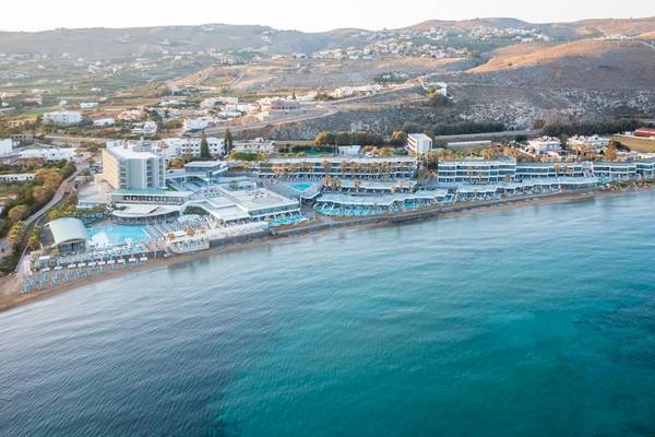 Luftaufnahme des Arina Beach Resorts mit Blick auf die Gebäude, Pools und den Strand.