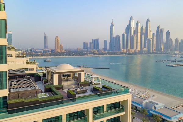 Aussicht von der Terrasse des Hilton Dubai Palm Jumeirah auf die Skyline und den Strand