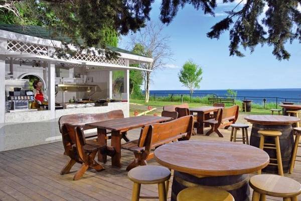 Terrasse des Sol Nessebar Bay Hotels mit Blick auf das Meer.