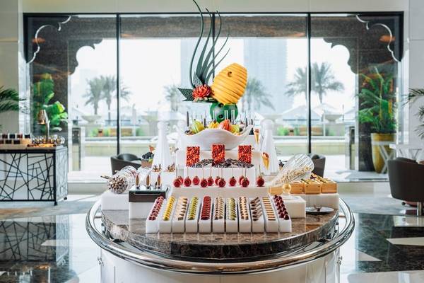 Buffet mit verschiedenen Snacks im Hilton Dubai Palm Jumeirah