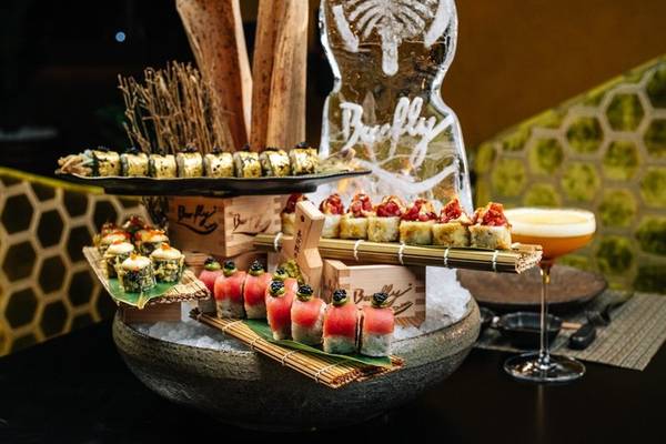 Sushi-Buffet im Hilton Dubai Palm Jumeirah mit verschiedenen Gerichten auf mehreren Ebenen.