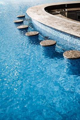 Schwimmbecken mit Steinstufen im Hilton Dubai Palm Jumeirah