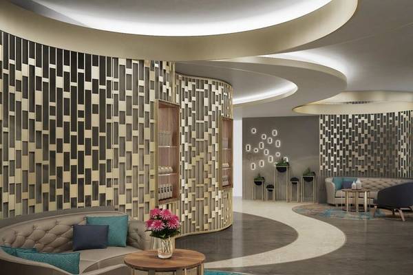 Innenansicht des Hilton Dubai Palm Jumeirah Lobby mit geometrischen Wänden und modernen Möbeln.