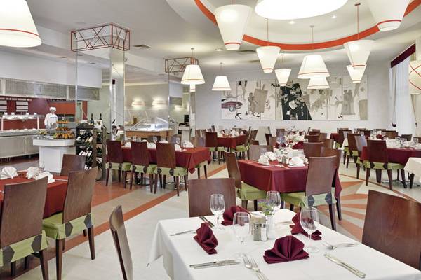 Innenansicht des Restaurants im Sol Nessebar Bay All Inclusive Hotel mit gedeckten Tischen und serviertem Essen.