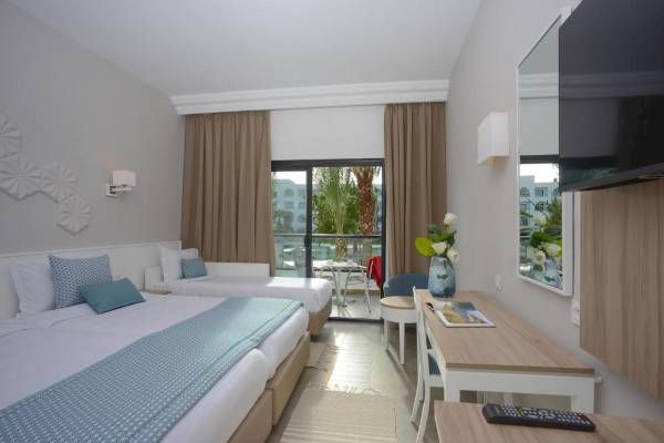 Doppelzimmer im Nozha Beach & Spa Hotel mit Balkon und Meerblick.