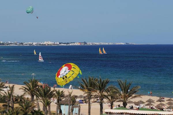Parasailing am Strand vor dem Nozha Beach & Spa Hotel