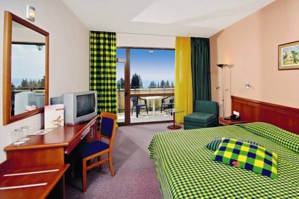 Hotelzimmer im Sol Nessebar Bay All Inclusive mit Bett, Schreibtisch, Fernseher und Balkon