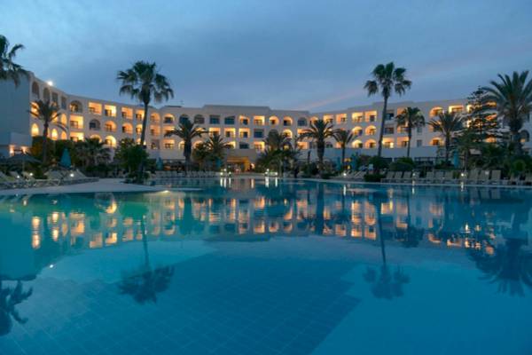 Außenbereich des Nozha Beach & Spa Hotels bei Nacht mit Pool und Beleuchtung