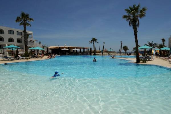 Schwimmbecken im Nozha Beach & Spa Hotel mit vielen Gästen und Palmen
