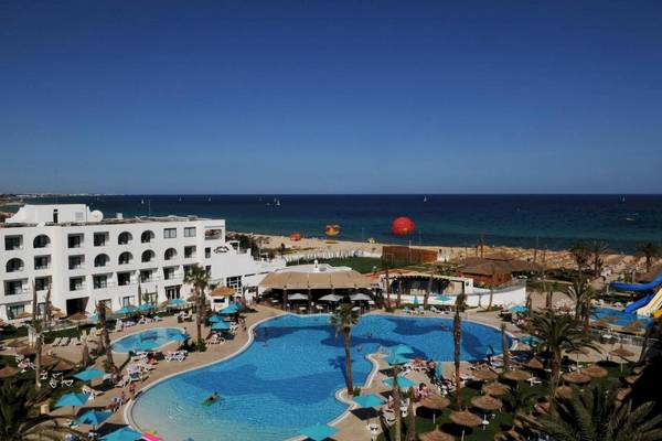 Luftaufnahme des Nozha Beach & Spa Hotels mit Swimmingpools, Sonnenliegen und Palmen am Strand