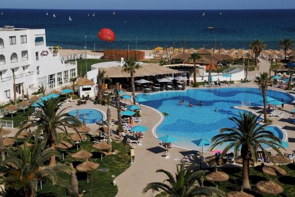 Luftaufnahme des Nozha Beach & Spa Hotels mit großen Swimmingpools und Sonnenschirmen am Strand