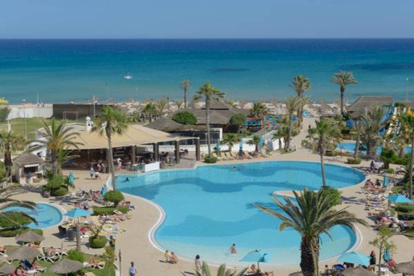 Luftaufnahme des Nozha Beach & Spa Hotels mit Außenbereich und Pool
