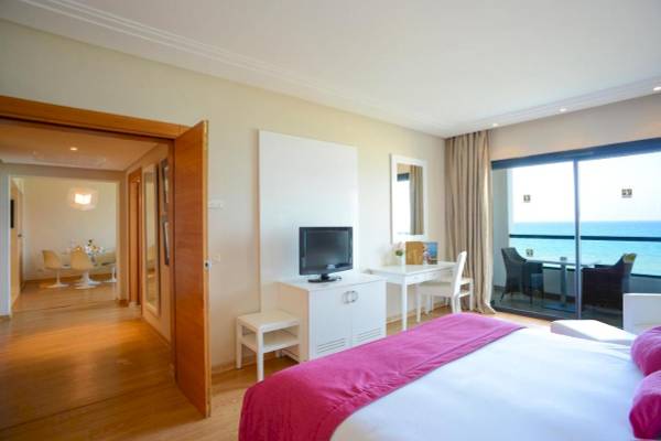 Hotelzimmer im Nozha Beach & Spa mit Meerblick, inklusive Fernseher und Schreibtisch.