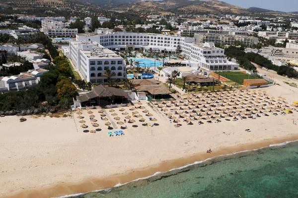 Luftaufnahme des Nozha Beach & Spa Hotels mit Pool und Strand