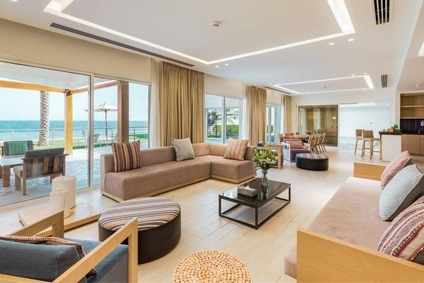 Wohnbereich im Sealine Beach, A Murwab Resort mit Blick auf das Meer und modernem Design.