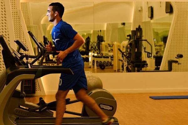 Ein Mann läuf auf einem Laufband im Fitnessstudio von Sealine Beach, A Murwab Resort.
