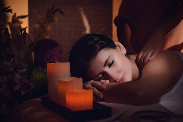 Eine Frau genießt eine Massage im Spa bei Sealine Beach, einem Murwab Resort.