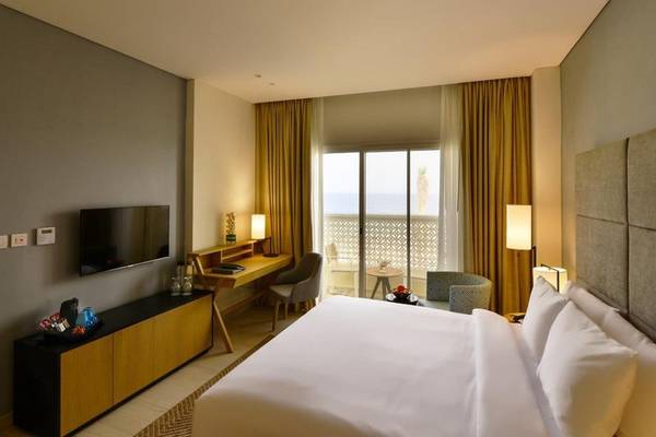 Hotelzimmer im Sealine Beach, A Murwab Resort mit Bett, Schreibtisch und Meerblick