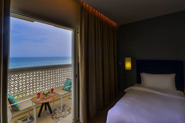 Zimmer im Sealine Beach, A Murwab Resort mit Meerblick, Bett, Balkon und Tisch