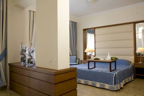 Ein modernes Hotelzimmer mit einem blauen Bett, Nachttischen und Dekorelementen.