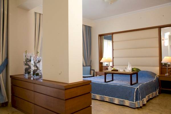 Hotelzimmer im Pilot Beach Resort mit Bett, Nachttischen und Dekor
