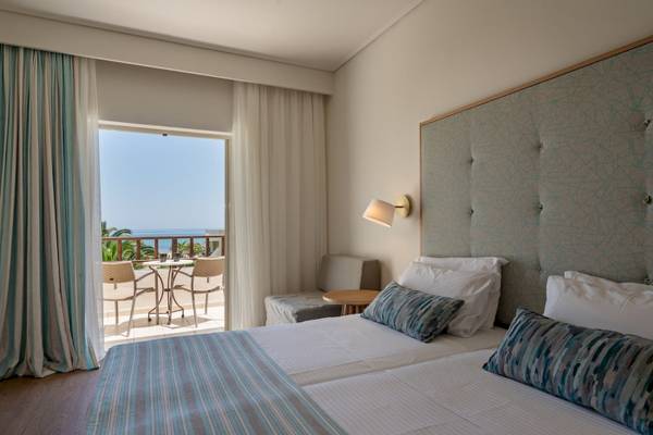 Doppelbett-Zimmer mit Balkon und Meerblick im Pilot Beach Resort.