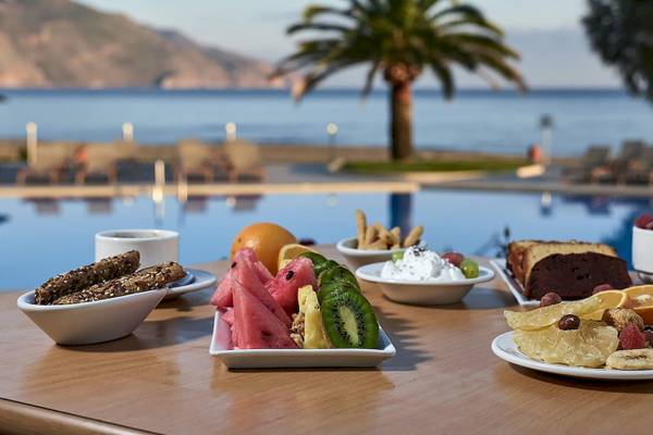 Frühstücksbuffet im Pilot Beach Resort mit Blick auf den Pool und das Meer.