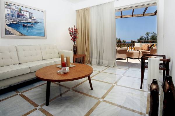 Wohnbereich des Pilot Beach Resorts mit Blick auf eine Terrasse und das Meer.