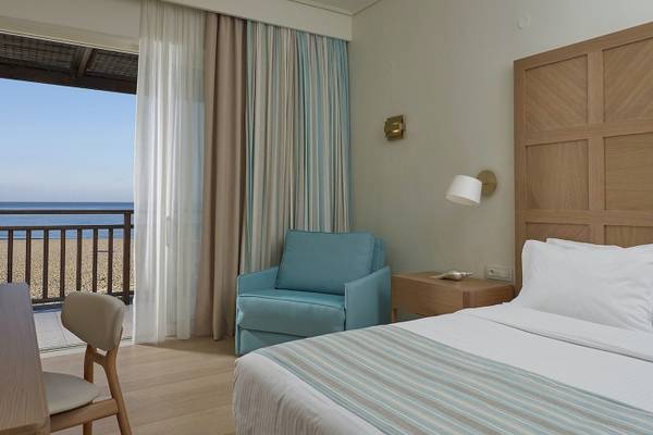 Blick auf das Meer von einem eleganten Zimmer im Pilot Beach Resort