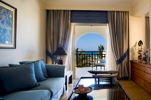 Wohnzimmer des Pilot Beach Resorts mit Blick auf den Balkon und das Meer.
