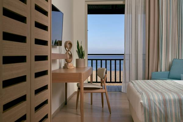 Innenansicht eines Zimmers im Pilot Beach Resort mit Blick auf das Meer.