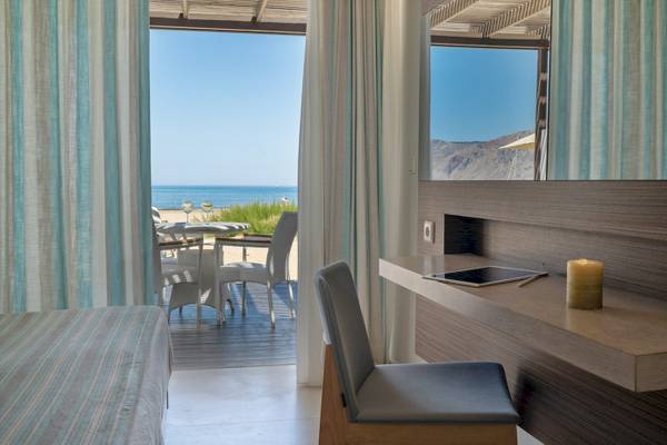 Innenansicht eines Zimmers im Pilot Beach Resort mit Blick auf den Ozean