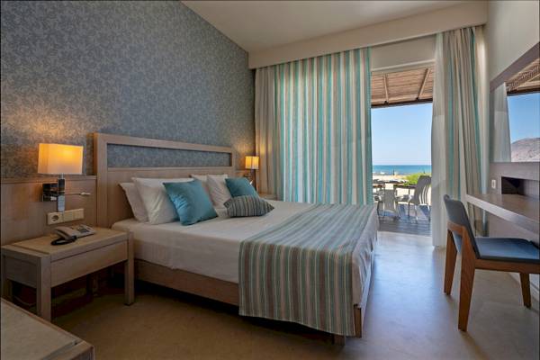 Hotelzimmer des Pilot Beach Resort mit Blick auf den Strand und das Meer.