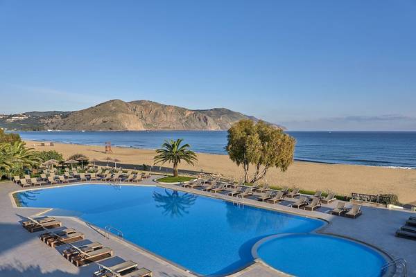 Außenpool des Pilot Beach Resorts mit Blick auf den Strand