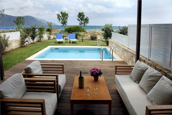 Terrasse des Pilot Beach Resorts mit Swimmingpool und Blick aufs Meer.