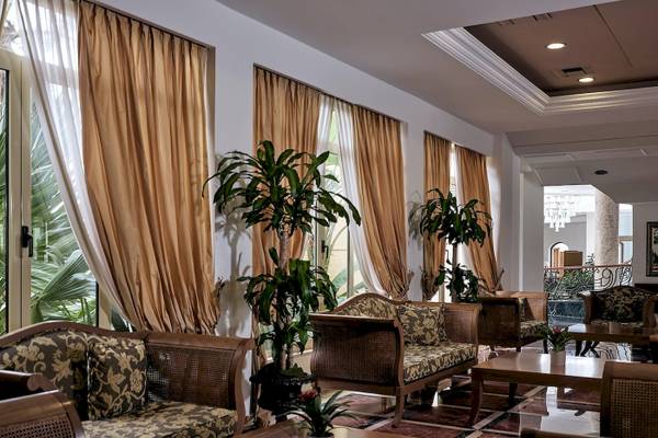 Lobby-Innenbereich des Pilot Beach Resorts mit Möbeln, Pflanzen und Dekoration.