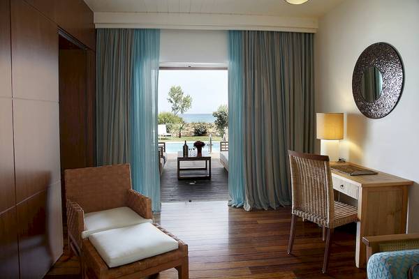 Innenansicht eines Zimmers im Pilot Beach Resort mit Blick auf den Ozean.