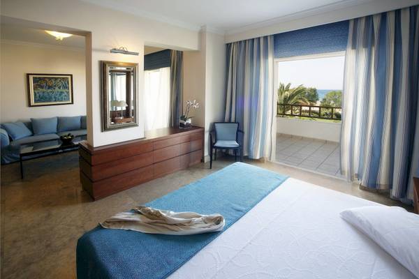 Zimmer im Pilot Beach Resort mit Blick auf einen Balkon und den Ozean.
