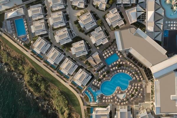 Luftaufnahme des Mare Paphos Hotels mit mehreren Swimmingpools und Gebäuden.